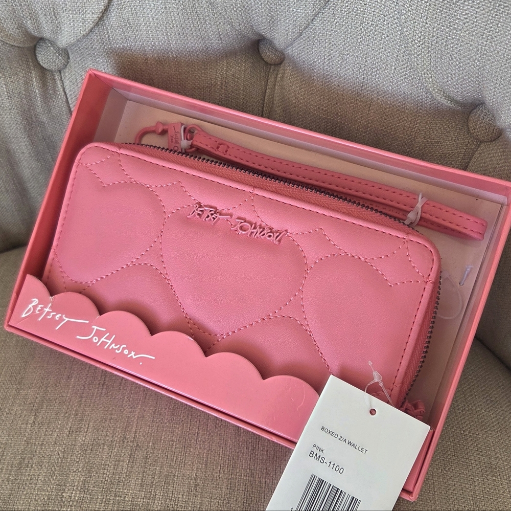 Betsey Johnson Pink Heart Quilted Puffy Wrislet Wallet NWT NIB Zip-up Closure